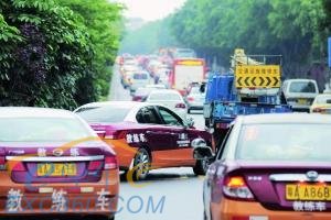穗华观路龟速驾考车占道 市民被堵惨上网求饶