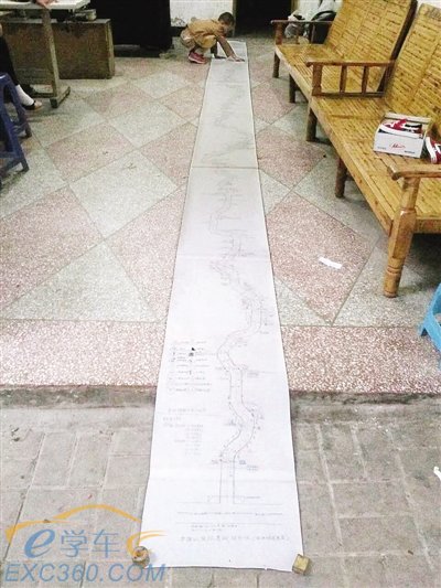 重庆54岁男子为考驾照拼了：手绘7米驾考版攻略