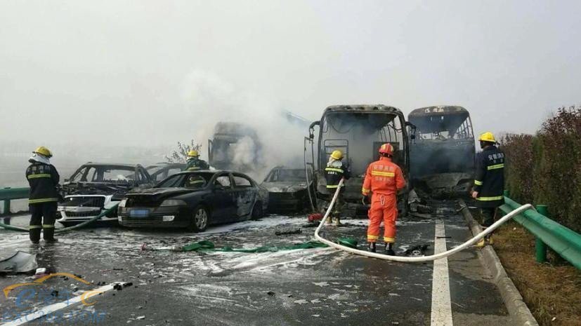 遇到团雾这么开车,90%都可以躲开滁新高速这样的车祸