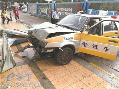 驾考学员油门当刹车冲出考场 幸无人员受伤