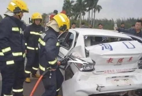 一死一伤！渣土车狠撞教练车：请社会车辆礼让教练车、考试车，莫让惨剧再发生……